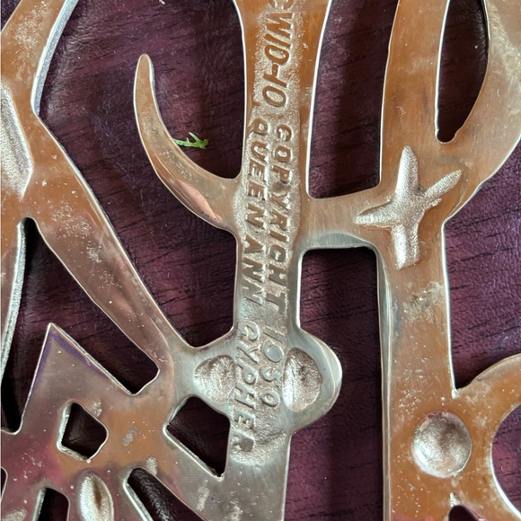 Virginia Metalcrafters vintage 1950’s brass Queen Anne cypher footed trivet - Picture 4 of 7